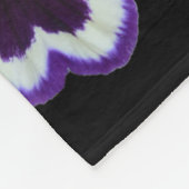 Trio van Paarse Witte Pansy Blooms: Naturen Harmon Fleece Deken (Hoek)
