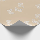Trio Witte Butterflies op een beige achtergrond Cadeaupapier (Hoek)