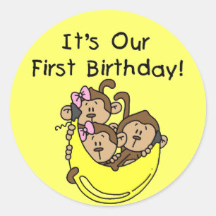 Triplets 1st - Twee meisjes Een Jongen Tshirts en  Ronde Sticker