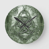 Triquetra Trinity Knot Sage Green Faux Metallic Ronde Klok (Voorkant)