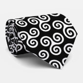 TRISKELION-DRIEPCELTISCHE SPIRAAL STROPDAS (Opgerold)