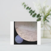 Triton met Neptunus in achtergrondNASA Briefkaart (Staand voorkant)