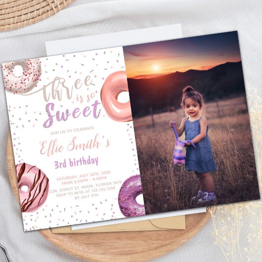 Trois beignets roses doux photo Invitations