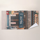 TROIS BICYCLETTES PARKÉES DEVANT L'ÉDIFICE (Serviette de bain)