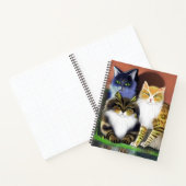 Trois chats avec un journal d'attitude (Intérieur)