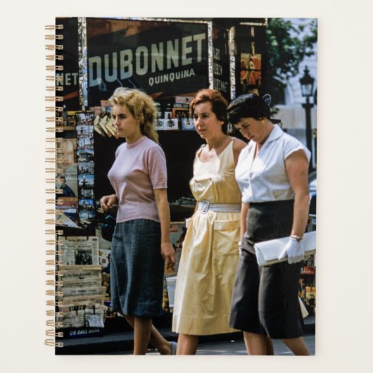 Trois femmes mode de rue à Paris (Devant)