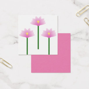 Trois fleurs de Lotus rose sur tiges vertes