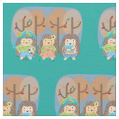 Trois hérisses dans le tissu de l'enfant en bois (Fermer)