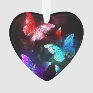 Trois papillons brillants sur l'arrière - plan de 