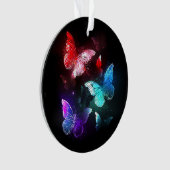 Trois papillons brillants sur l'arrière - plan de  (devant)