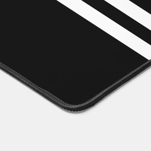 Trois rayures blanches sur noir (Coin)