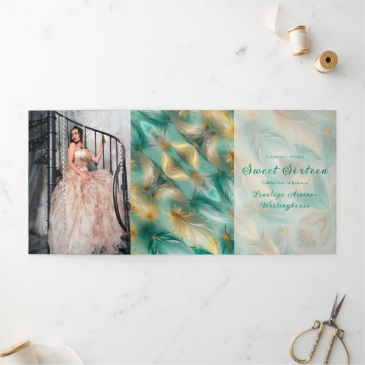 Trois Volets Chic Or Plumes Sweet 16 Party Invitation (Extérieur)