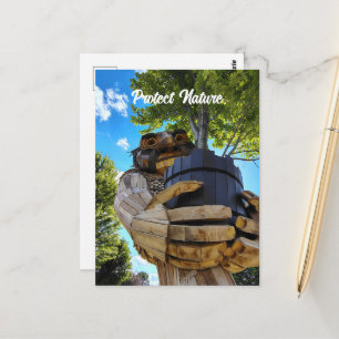 Trol die een boom omhoog houdt om de natuur te bes briefkaart