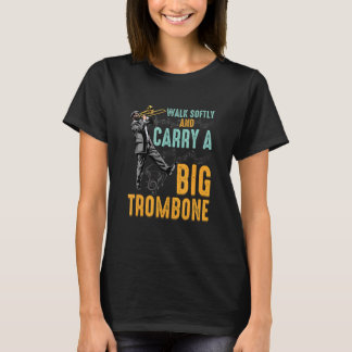 Trombone speler voor trombonist dragen een grote t t-shirt