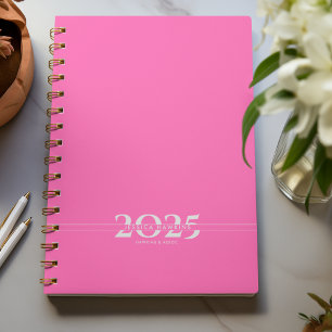 Trop de texte rose chaud fractionné année hebdomad