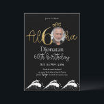 Tropical 60th Black Gold Birthday Invitation photo<br><div class="desc">Conçu pour notre collection Tropical Birthday Invitations with Photo,  cette carte d'invitation personnalisable comprend une section photo modifiable,  des numéros d'or et des polices décoratives d'écriture manuscrite. Éléments correspondants disponibles.</div>
