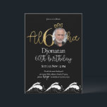 Tropical 60th Black Gold Birthday Invitation photo<br><div class="desc">Conçu pour notre collection Tropical Birthday Invitations with Photo,  cette carte d'invitation personnalisable comprend une section photo modifiable,  des numéros d'or et des polices décoratives d'écriture manuscrite. Éléments correspondants disponibles.</div>