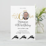 Tropical 60th Gold Birthday Invitation avec photo<br><div class="desc">Conçu pour notre collection Tropical Birthday Invitations with Photo,  cette carte d'invitation personnalisable comprend une section photo modifiable,  des numéros d'or et des polices décoratives d'écriture manuscrite. Éléments correspondants disponibles.</div>