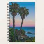 Tropical Island Paradise Sunset Nom personnalisé<br><div class="desc">Ce design comprend une île tropicale avec des palmiers et une mer calme avec coucher de soleil et un nom personnalisé modifiable écrit dans la typographie moderne populaire. Personnalisez en modifiant le texte dans la zone de texte ou supprimez sans texte. #tropical #coucher de soleil #plage #océan #personnalisées #planificateur #cadeau...</div>