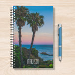 Tropical Island Paradise Sunset Nom personnalisé<br><div class="desc">Ce design comprend une île tropicale avec des palmiers et une mer calme avec coucher de soleil et un nom personnalisé modifiable écrit dans la typographie moderne populaire. Personnalisez en modifiant le texte dans la zone de texte ou supprimez sans texte. #tropical #coucher de soleil #plage #océan #personnalisées #planificateur #cadeau...</div>