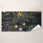 Tropical leaves and flowers in the night style. Se (Serviette de bain)
