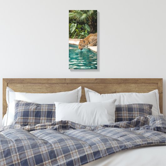Tropical Leopard Drinking Canvas Print – Jungle An (Insitu (Slaapkamer))