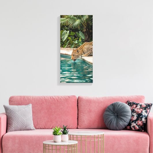 Tropical Leopard Drinking Canvas Print – Jungle An (Insitu (Woonkamer))