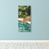 Tropical Leopard Drinking Canvas Print – Jungle An (Insitu (Houten vloer))