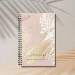 Tropical rose or palmier feuilles abstrait 2023<br><div class="desc">Un abstrait arrière - plan tropical en or rose, rose et blanc. Avec des feuilles de palmiers blancs, un arrière - plan rose de couleur or et pêche avec des traits de brosse faux or. Personnalisez et ajoutez votre nom et un titre en or rose foncé. Le nom est écrit...</div>