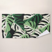 Tropical white green monstera leaf illustration. E (Serviette de bain)