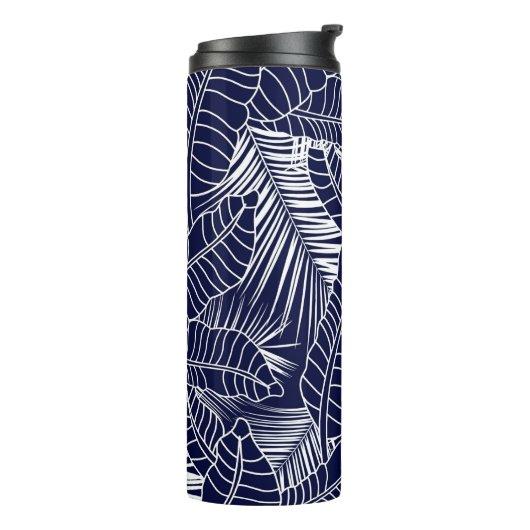 tropisch bladpatroon op de blauwe achtergrond van thermosbeker (Gedraaid links)