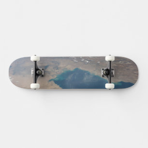 Tropisch blauw water van de Perzische Golf. Skateboard