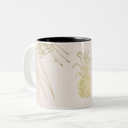 Tropisch flesje laat gouden ananas over tweekleurige koffiemok (Voorkant links)