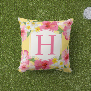 Tropisch geel roze bloemen Aangepast monogram Buitenkussen