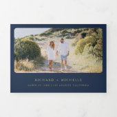 Tropisch goudmonstera Palm Navy QR Code Weddenscha Drieluik Uitnodiging (Cover)