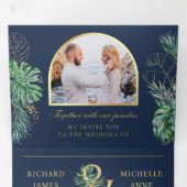 Tropisch goudmonstera Palm Navy QR Code Weddenscha Drieluik Uitnodiging (Binnenzijde eerst)