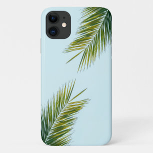 Tropisch groene palmblad op lichtblauw iPhone 11 hoesje
