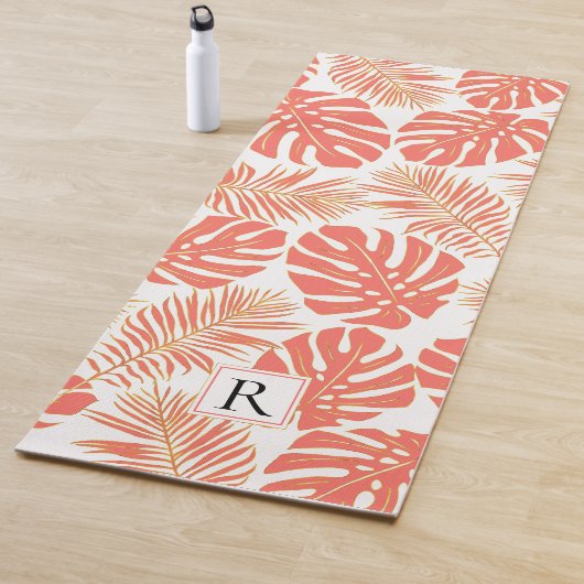 Tropisch levend koraal, goudbladeren en monogram yogamat (In situ)