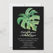 Tropisch Monstera-blad op zwarte trouwuitnodiginge (Voorkant)