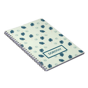 Tropisch monstera laat monogram op blauw notitieboek