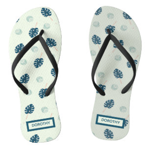 Tropisch monstera laat monogram op blauw teenslippers