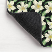 Tropisch naadloos patroon witte bloemen groen blad muismat (Hoek)