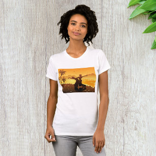 Tropisch Paar dat Danst op Strand bij Zonsondergan T-shirt
