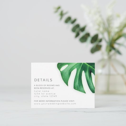 Tropisch palmlef minimalistisch huwelijk informatiekaartje (Staand voorkant)