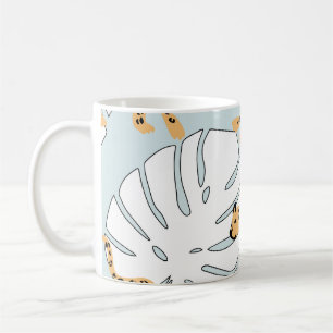 Tropisch reuzel en monstera-palmbladeren, e koffiemok