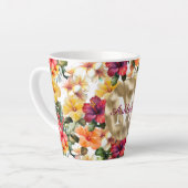 Tropisch rood gele hibiscus bloemen monogram latte mok (Linkerhoek)