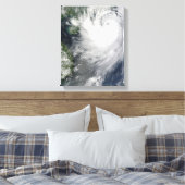 Tropisch Storm Koppu naburend landval Canvas Afdruk (Insitu (Slaapkamer))