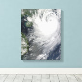 Tropisch Storm Koppu naburend landval Canvas Afdruk (Insitu (Houten vloer))