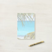 Tropisch strand met handpalmen post-it® notes (Op bureau)