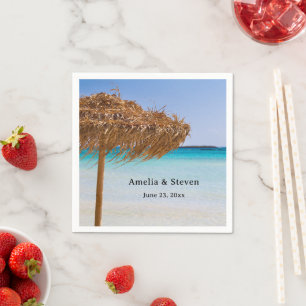 Tropisch strand met rieten parasol voor een trouwf servet